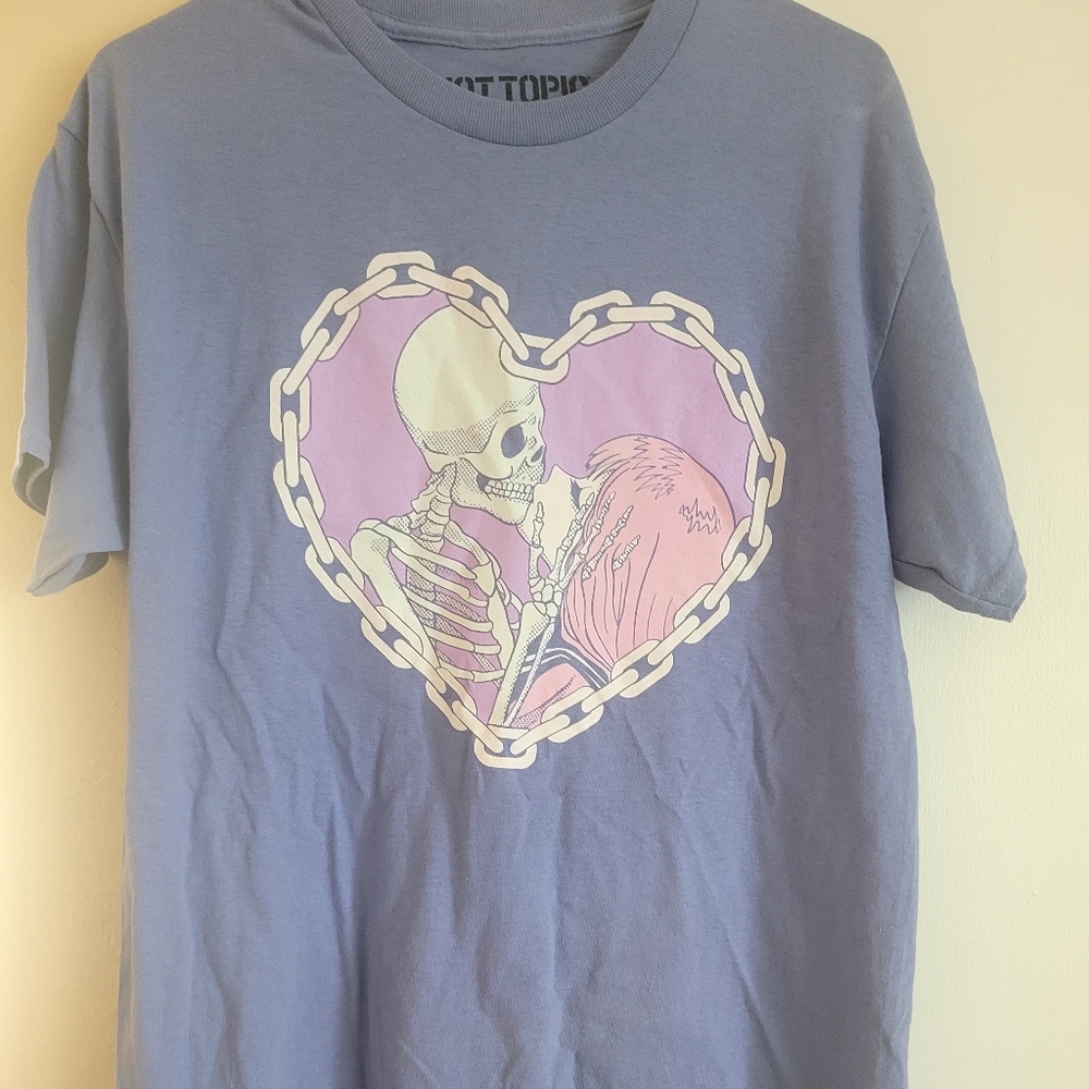 Hot Topic graphic tee shirt